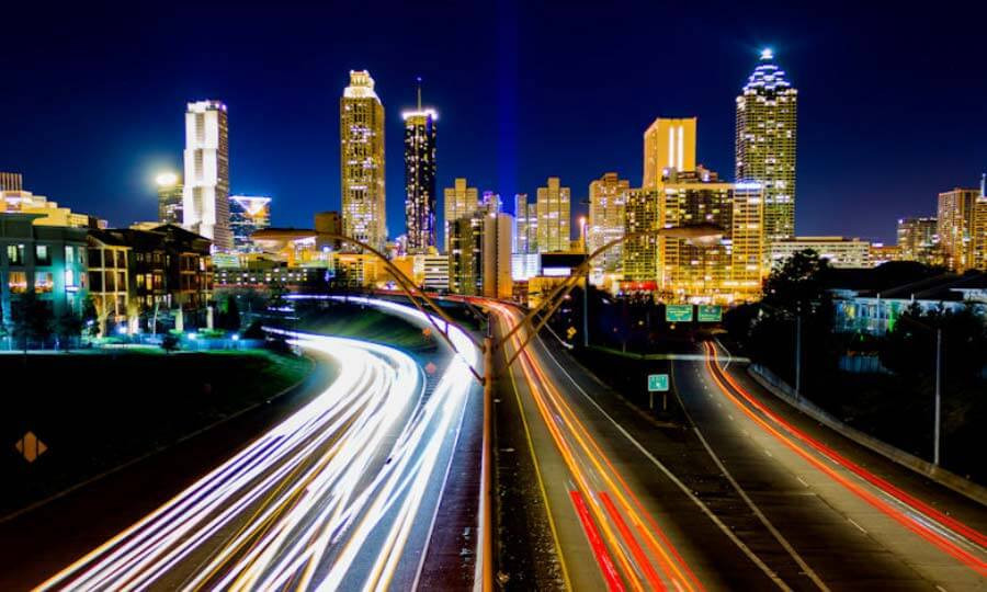 Trong đó kỹ thuật quay tua nhanh Time-lapse được nhiều người dùng iPhone, iPad, cũng như các vlogger sử dụng để ghi lại cả quá trình thành video hoàn chỉnh trong thời gian ngắn, nhờ đó tạo ra các hiệu ứng đặc biệt. Có thể là quá trình làm một việc gì đó, trọn vẹn khoảnh khắc bình minh hoặc hoàng hôn hay cảnh người qua lại trên con phố đông đúc,…