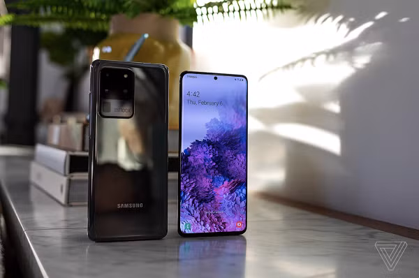 Nếu như S10 có camera trước được bố trí ở góc trên bên phải màn hình, S20 có camera trước được đặt ở trung tâm phía trên mặt trước theo bề ngang. Về cảm quan, thiết kế này giúp máy có ngoại hình cân bằng hơn. (Ảnh: The Verge)