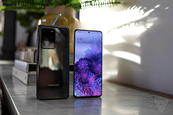 Nếu như S10 có camera trước được bố trí ở góc trên bên phải màn hình, S20 có camera trước được đặt ở trung tâm phía trên mặt trước theo bề ngang. Về cảm quan, thiết kế này giúp máy có ngoại hình cân bằng hơn. (Ảnh: The Verge)