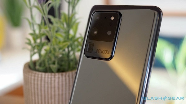 Chiếc S20 và S20+ có cụm ba camera sau bao gồm một ống kính 12 MP góc siêu rộng 120 độ, khẩu độ f/2.2, một camera góc rộng 12 MP khẩu độ f/1.8 và một camera telephoto 64 MP khẩu độ f/2.0. Chiếc S20+ trong khi đó có thêm cảm biến ToF. Samsung Galaxy S20 Ultra trong khi đó nổi bật hơn với camera camera góc siêu rộng tương tự nhưng có camera góc rộng 108 MP cùng với đó là camera telephoto 48 MP (f/3.5) và khả năng zoom quang học tới 4x. (Ảnh: SlashGear)