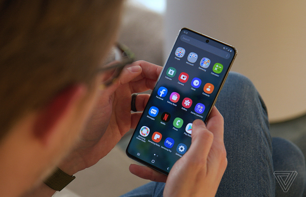 Samsung Galaxy S20, S20+ và S20 Ultra nhìn chung đều có thiết kế gọn gàng hơn so với những chiếc điện thoại có cùng kích thước màn hình ở mức 6,2 inch, 6,7 inch và 6,9 inch. Chúng đều không có jack cắm tai nghe 3,5 mm. Điều này đồng nghĩa với việc 2020 là năm đầu tiên tất cả smartphone cao cấp của Samsung đều không có loại jack cắm này. Trước đó, cổng kết nối tai nghe 3,5 mm đã bị khai tử trên dòng Note. (Ảnh: The Verge)