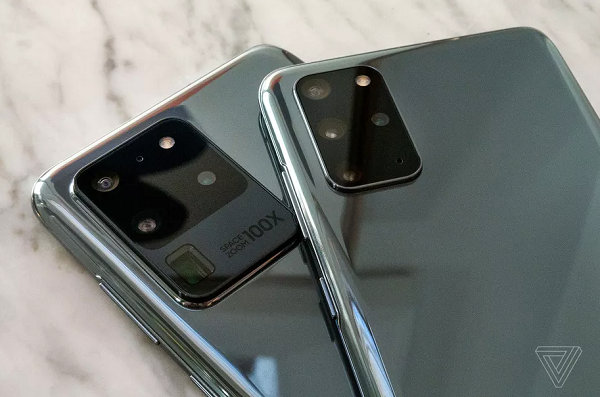 S20 Ultra có trọng lượng và chiều dày thân máy là 220 gram và 8,8 mm, lớn hơn khá nhiều so với chiếc S20 ở mức 7,9 mm và 163 gram. (Ảnh: The Verge)