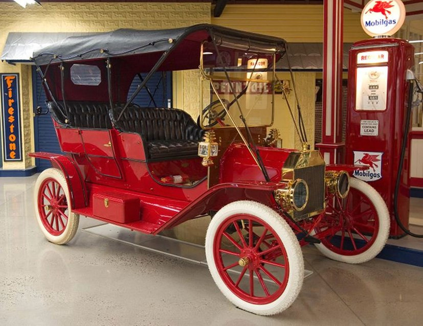 Khi nói về sự linh hoạt công dụng, chắc chắn không có mẫu xe nào cùng thời bì kịp Mode T. Chiếc xe này được thiết kế để làm được tất cả những điều tuyệt vời mà một cỗ máy ở thời đó có thể làm. Vào thời điểm năm 1908, lao động chân tay là một thực tế của cuộc sống hàng ngày. Vì vậy, nhiều người đã dựa vào chiếc Model T của mình để không chỉ di chuyển từ địa điểm này tới địa điểm khác.