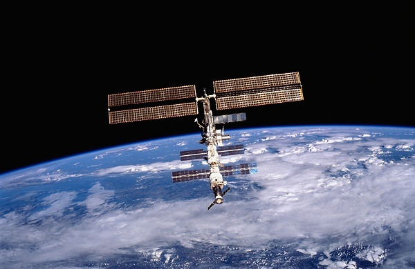 New York Times đưa tin, Công ty Axiom Space đang mở bán vé tour lên Trạm vũ trụ quốc tế (ISS). Hành khách sẽ được di chuyển bằng tàu vũ trụ của hãng SpaceX du hành 10 ngày vào không gian.