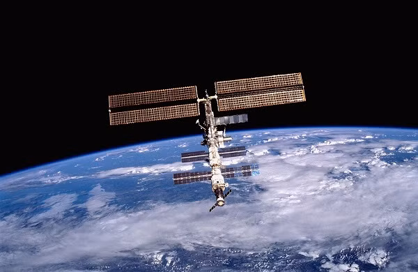 New York Times đưa tin, Công ty Axiom Space đang mở bán vé tour lên Trạm vũ trụ quốc tế (ISS). Hành khách sẽ được di chuyển bằng tàu vũ trụ của hãng SpaceX du hành 10 ngày vào không gian.