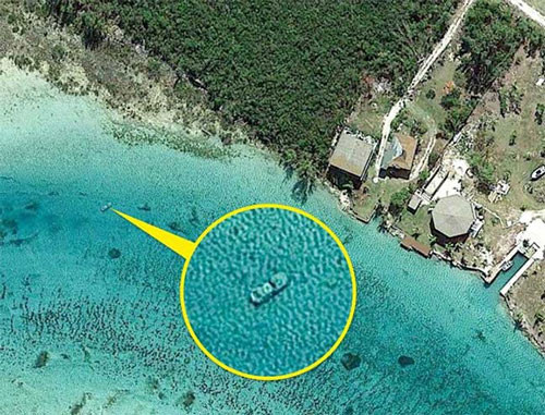 Thêm một bằng chứng cho thấy sự chính xác đến đáng sợ của Google Maps. Lý do chiếc xe nằm dưới nước trong bức ảnh trên cho đến nay vẫn là một bí ẩn.