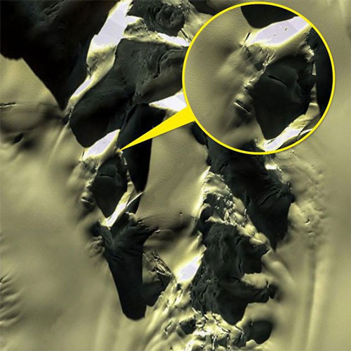 Vệ tinh của Google Maps đã chụp được tấm hình trên tại một ngọn núi ở Nam Cực. Ban đầu, nhiều người cho rằng đây là bằng chứng về sự tồn tại của người ngoài hành tinh. Chúng ta nhìn thấy nó là hình mặt người là do hiệu ứng pareidolia, một hiệu ứng tâm lý khiến não bộ nhìn các vật thể theo những hình tượng thân thuộc.