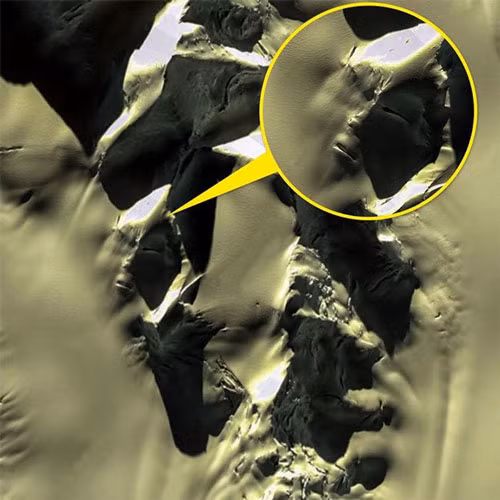 Vệ tinh của Google Maps đã chụp được tấm hình trên tại một ngọn núi ở Nam Cực. Ban đầu, nhiều người cho rằng đây là bằng chứng về sự tồn tại của người ngoài hành tinh. Chúng ta nhìn thấy nó là hình mặt người là do hiệu ứng pareidolia, một hiệu ứng tâm lý khiến não bộ nhìn các vật thể theo những hình tượng thân thuộc.