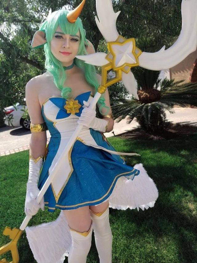 Thậm chí, streamer này còn lôi kéo cả bạn gái Esther Lynn - một cosplayer chuyên nghiệp cùng tham gia với mình.