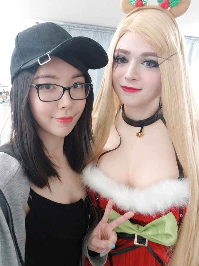 Được sự hỗ trợ đắc lực của bạn gái, chàng streamer đã có những màn cosplay tướng đi vào lòng cộng đồng game thủ thế giới.