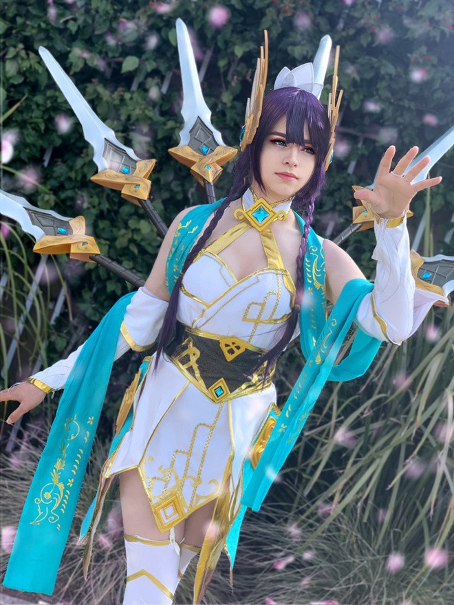 Được biết, bạn gái Sneaky chính là người "dụ dỗ" anh theo con đường cosplay. Esther sẽ đảm nhận nhiệm vụ chuẩn bị trang phục, trang điểm cho bạn trai.