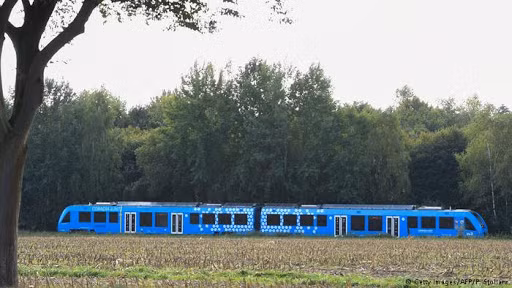 Alstom đang đặt cược vào công nghệ này như một giải pháp thay thế xanh và êm ái hơn đối với các con tàu chạy bằng diesel trên các tuyến đường sắt không điện khí – một viễn cảnh hấp dẫn đối với nhiều thành phố của Đức đang tranh giành để chống ô nhiễm không khí.