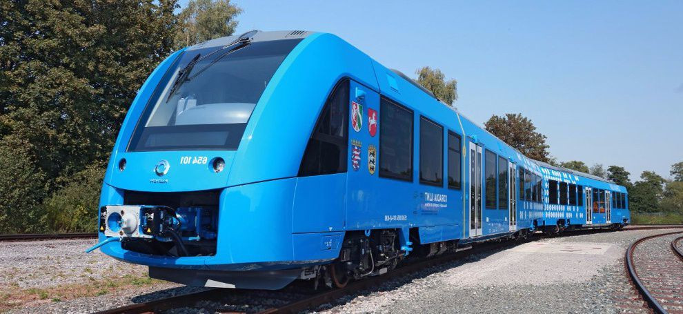 Trong quá trình di chuyển, năng lượng dư thừa được lưu trữ trong các pin lithium trên tàu.