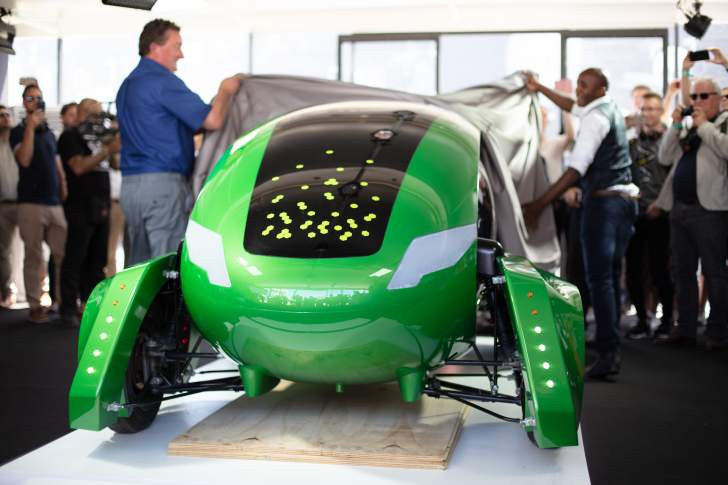 Thay vào đó, nó sử dụng trí tuệ nhân tạo (AI) để tìm hiểu tuyến đường, cũng như phân loại các gói hàng khi di chuyển.