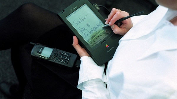 Tuy nhiên, Apple Newton chính thức trở thành một sản phẩm thất bại ê chề của Apple sau những phản ứng nhạt nhòa về doanh số và phản hồi tiêu cực về chính tính năng đặc biệt kia.