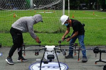 Ngày nay, Drone trở nên phổ biến rộng rãi trong các lĩnh vực đời sống và được ứng dụng trong nhiều lĩnh vực như nông nghiệp (máy bay phun thuốc), công nghiệp, điện gió, năng lượng mặt trời... để đáp ứng nhu cầu công nghiệp hóa, hiện đại hóa của xã hội.