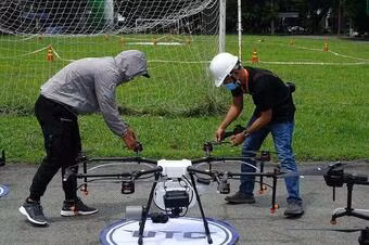 Ngày nay, Drone trở nên phổ biến rộng rãi trong các lĩnh vực đời sống và được ứng dụng trong nhiều lĩnh vực như nông nghiệp (máy bay phun thuốc), công nghiệp, điện gió, năng lượng mặt trời... để đáp ứng nhu cầu công nghiệp hóa, hiện đại hóa của xã hội.