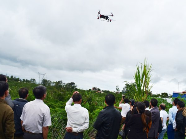 Drone là các loại máy bay không người lái gồm nhiều kích thước, hình dạng và đảm nhiệm nhiều vai trò khác nhau. Muốn sử dụng được các thiết bị bay này, người dùng cần phải được đào tạo.