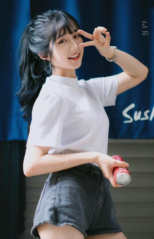 Hot girl này từng nổi đình nổi đám trên các trang MXH khi xuất hiện trong bộ trang phục quân nhân.