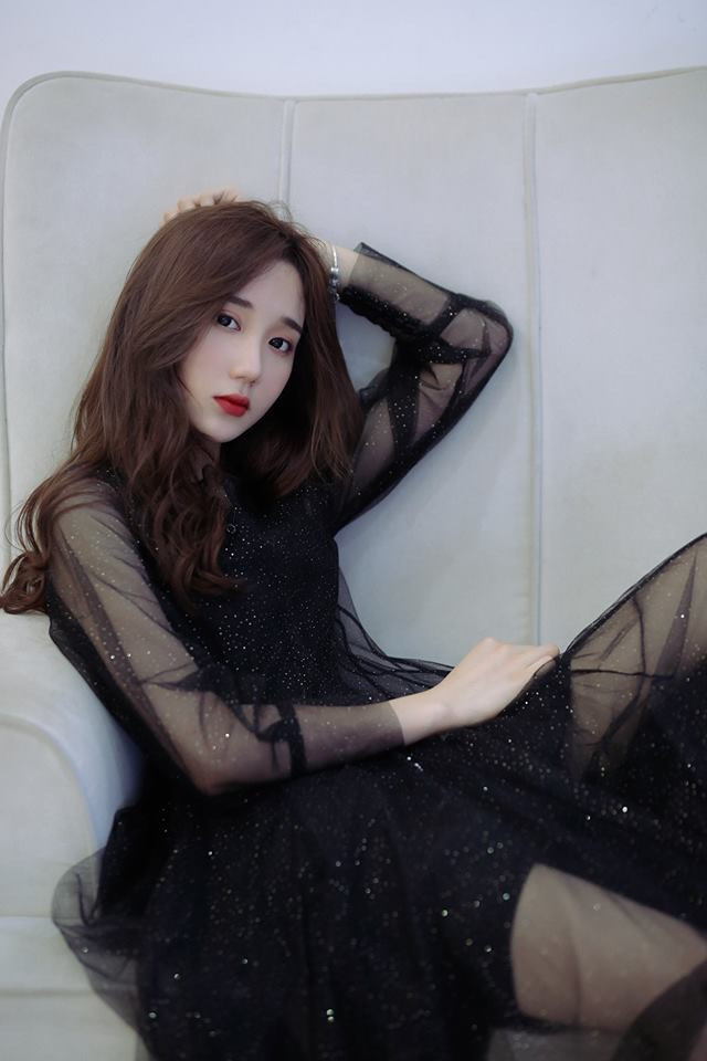 Mina Young tên thật là Nguyễn Nga, có nghệ danh mới là "Cô Mi" ngay sau nghi vấn xuất hiện trên stream của Thầy Ba.