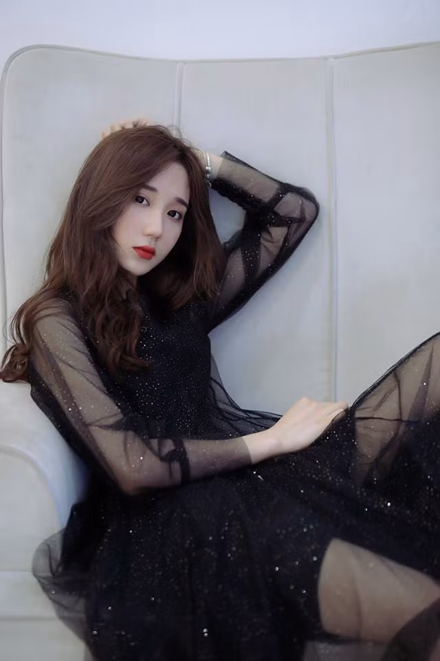 Mina Young tên thật là Nguyễn Nga, có nghệ danh mới là "Cô Mi" ngay sau nghi vấn xuất hiện trên stream của Thầy Ba.