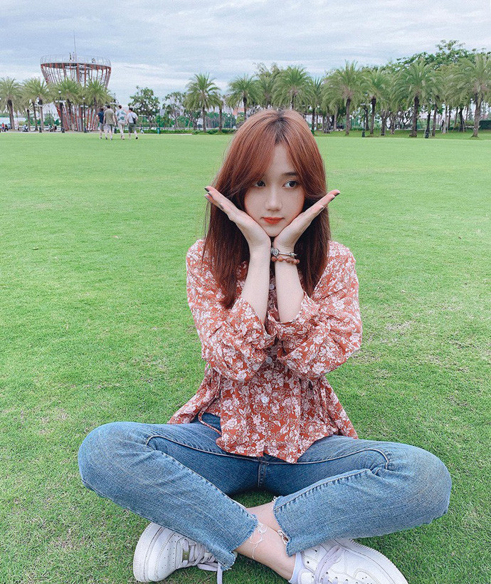 Trong 3 cô giáo xuất hiện trong Ban giám hiệu SBTC tính đến hiện tại, Mina Young chính là cái tên gây bất ngờ nhất, bởi cô không theo đuổi phong cách quyến rũ nóng bỏng giống như 2 người đồng nghiệp.