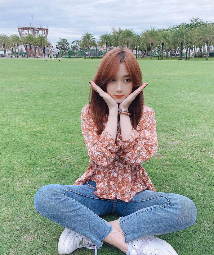 Trong 3 cô giáo xuất hiện trong Ban giám hiệu SBTC tính đến hiện tại, Mina Young chính là cái tên gây bất ngờ nhất, bởi cô không theo đuổi phong cách quyến rũ nóng bỏng giống như 2 người đồng nghiệp.