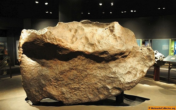 Một trong những thiên thạch lớn nhất được tìm thấy có tên Cape York (hay Agpalilik) đã va chạm với Trái Đất vào 10.000 năm trước đây. ''Tảng đá khổng lồ" được tìm thấy vào năm 1993 ở Greenland này nặng 20 tấn.