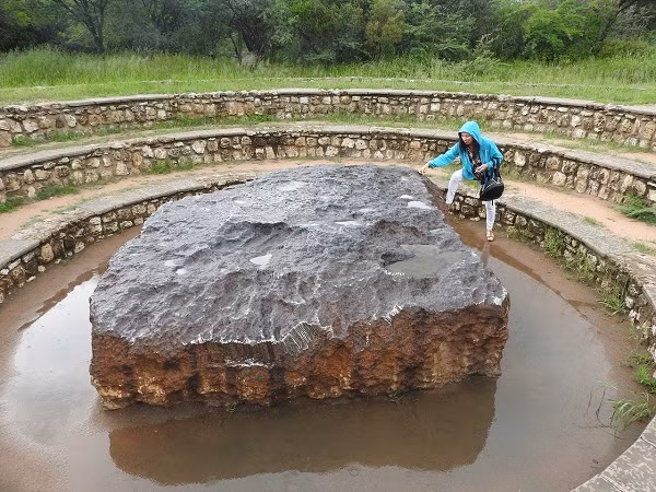 Theo kết quả đo đạc địa chất, thiên thạch siêu to khổng lồ này đã rơi vào Trái Đất từ 80.000 năm trước đây.