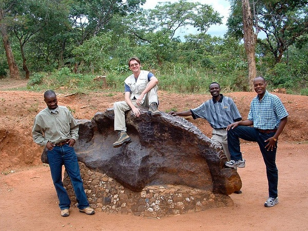 Ngày nay người ta cố định nó bằng một chân tượng nhân tạo để bảo tồn, còn người dân Tanzania tôn thờ như một hòn đá thiêng và gọi nó là kimondo.