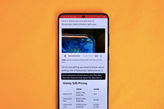 Live Caption là một tính năng khá ấn tượng đang được bổ sung vào nhiều điện thoại Android. Khi được kích hoạt, nó cho phép người dùng thêm các chú thích theo thời gian thực vào bất kì video, podcast hay ghi chú âm thanh nào trên điện thoại. Điều đáng nói là ngay cả khi video bị tắt âm thanh, chế độ Live Action vẫn sẽ phiên âm lại cho người dùng.