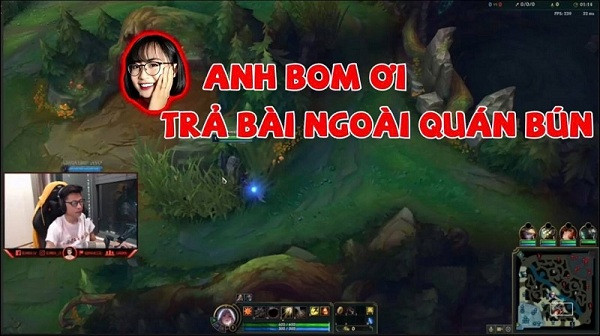 Gần đây, khi đã công khai mối quan hệ yêu đương, cặp đôi này đã thoải mái hơn trong việc thể hiện tình cảm, ngay cả trên sóng stream. Cứ nhìn cách nàng ''nhắn nhủ'' chàng thế này, fan nào mà không mừng.