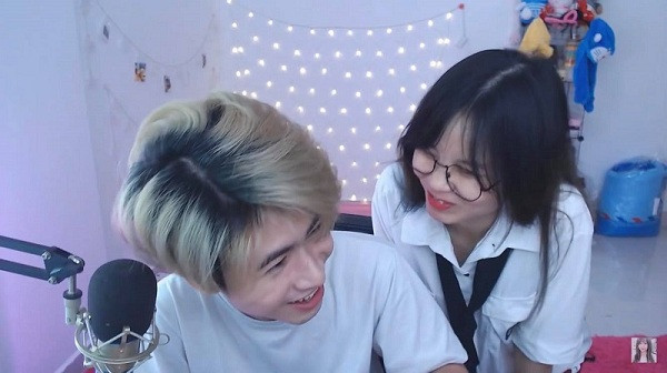 Mặc dù không công khai chính thức chuyện tình cảm song không khó để người xem nhận ra mối quan hệ trên mức bạn bè của hai người. MeoU thường xuyên xuất hiện trong màn hình thậm chí là thoải mái chơi ngay trong phòng stream của cô nàng Xiaxia.