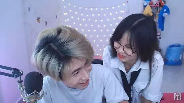 Mặc dù không công khai chính thức chuyện tình cảm song không khó để người xem nhận ra mối quan hệ trên mức bạn bè của hai người. MeoU thường xuyên xuất hiện trong màn hình thậm chí là thoải mái chơi ngay trong phòng stream của cô nàng Xiaxia.