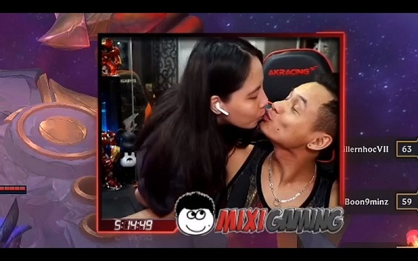 Nếu nói về cặp đôi game thủ, streamer chăm thể hiện tình cảm trên sóng stream nhất, không thể bỏ qua vợ chồng nhà MixiGaming. Cách đây vài ngày, Độ Mixi đã không ngần ngại hôn bà xã mình ngay trên sóng sau khi được donate liên tục với số tiền lên đến hơn 100$ (gần 2,4 triệu đồng).