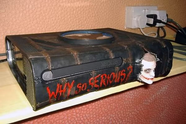 Chiếc máy chơi game phiên bản Joker, kèm theo là khẩu hiệu màu đỏ như vết máu "Why so serious".