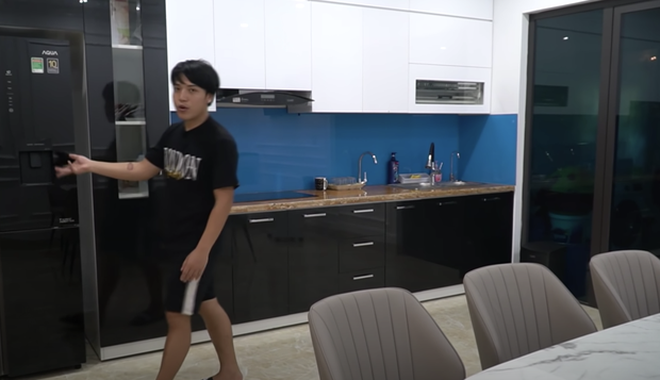 &#x8;Nổi bật cả một con đường chính là căn nhà 4 tầng của vlogger Nguyễn Thành Nam (NTN).