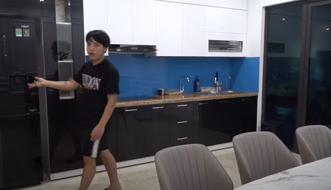 Nổi bật cả một con đường chính là căn nhà 4 tầng của vlogger Nguyễn Thành Nam (NTN).