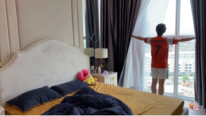 Căn hộ của họ không quá cầu kì, có phong cách đơn giản, hiện đại nhưng cũng không kém phần sang trọng.