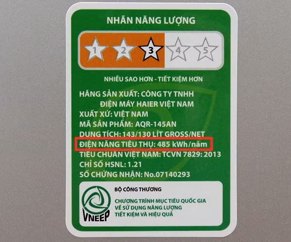 Điều quan trọng nhất để các hộ gia đình sử dụng thiết bị công nghệ trong nhà tiết kiệm điện năng là lựa chọn thiết bị điện có dán nhãn tiết kiệm năng lượng, hay thiết bị sở hữu công nghệ Inverter, tivi với đèn chiếu màn hình Led, các bóng đèn chiếu sáng Led tiết kiệm điện,..