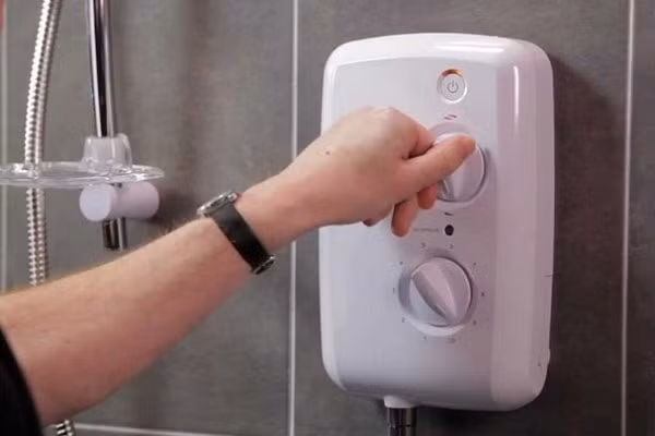 Trong trường hợp nhiều nhà vẫn sử dụng bình nước nóng vào mùa hè, người tiêu dùng nên mua bình nước nóng gián tiếp, bật trước khi tắm 10-15 phút hoặc sử dụng bình nước nóng năng lượng mặt trời.