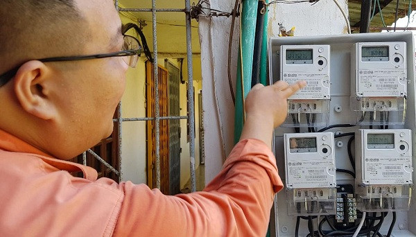 Ngoài ra, người dân nên tự trang bị kiến thức và kỹ năng kiểm tra công tơ điện để tránh mất tiền oan. Vụ hóa đơn tiền điện tăng bất thường: EVN vào cuộc | VTC Now