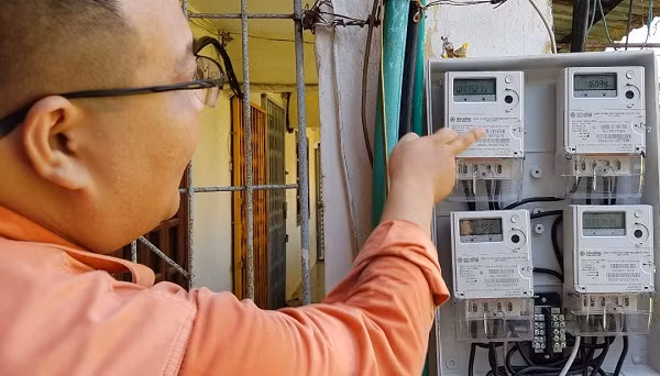 Ngoài ra, người dân nên tự trang bị kiến thức và kỹ năng kiểm tra công tơ điện để tránh mất tiền oan. Vụ hóa đơn tiền điện tăng bất thường: EVN vào cuộc | VTC Now