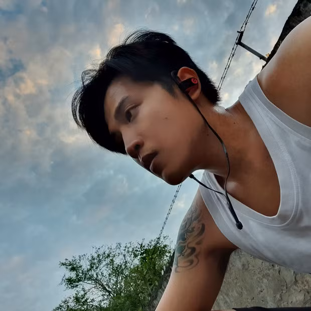 Bên cạnh đó, anh chàng cũng từng có những series thử thách mang tính chất "chơi ngu" như ăn 100 gói mì tôm, uống 10 lít bia hay xây và ở trong ngôi nhà làm từ cốc nhựa.