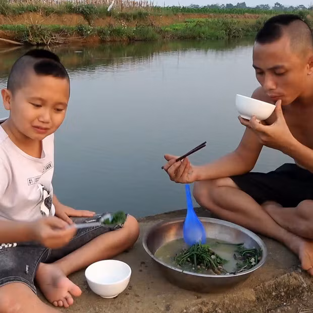 Mao Huynh (tên thật: Lê Mạnh Cường, sinh năm 1991) và Mao đệ (tên thật: Nguyễn Văn Dũng, sinh năm 2000).