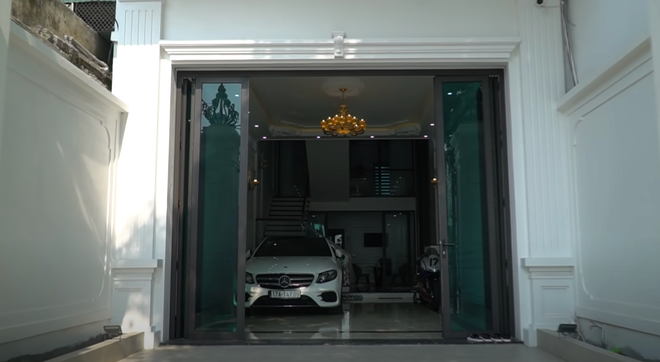 Mới đây, NTN đã khiến dân tình trầm trồ với màn khoe nhà 4 tầng rất hoành tráng. Anh chàng đã đập căn nhà cũ tồi tàn vì nhiều đợt mưa bão.