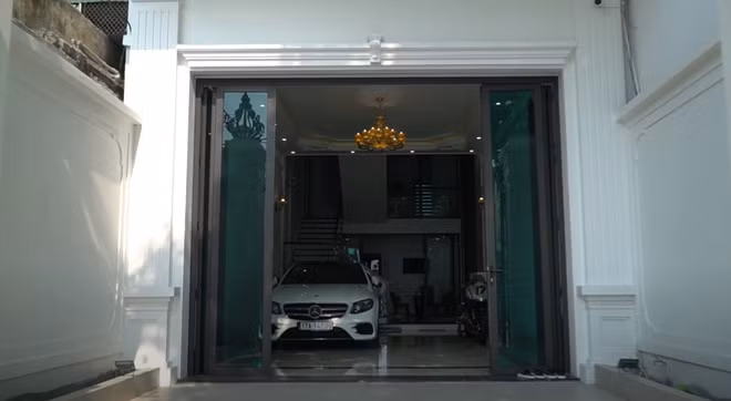 Mới đây, NTN đã khiến dân tình trầm trồ với màn khoe nhà 4 tầng rất hoành tráng. Anh chàng đã đập căn nhà cũ tồi tàn vì nhiều đợt mưa bão.