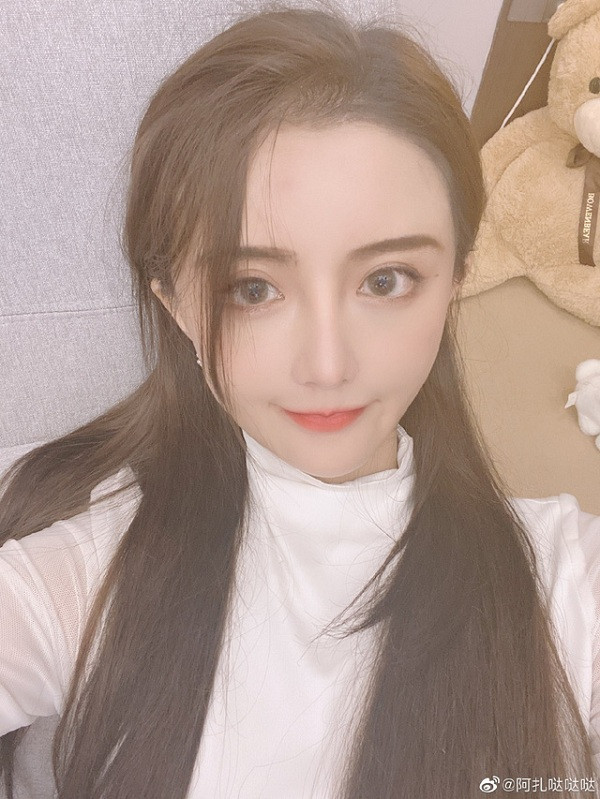 Cô nàng sở hữu khuôn mặt xinh đẹp và vóc dáng gợi cảm khiến nhiều anh chàng "mất máu''. Nữ streamer thường xuyên xuất hiện với những trang phuc khoe body hay những màn cosplay gợi cảm.