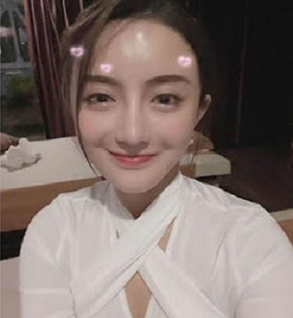 Vụ việc này của Guazha trở thành chủ đề bàn tán khắp các trang game, mạng xã hội Trung Quốc. Nhiều người cho rằng đó là nhan sắc thật sự của nàng game thủ, và chỉ trích cô nàng đã "lừa" fan với những phầm mềm, filter chỉnh sửa ảnh.