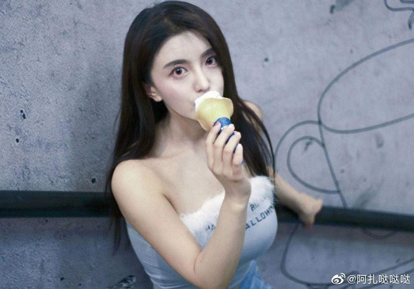 Mới đây, trong một lần livestream, chỉ vì một hành động hớ hênh mà nữ streamer Guazha nóng bỏng để lộ ''nhan sắc thật'' khiến fan không khỏi bất ngờ.